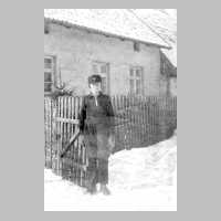 098-0004 Sielacken 1940. Walter Wittke vor seinem Elternhaus.jpg